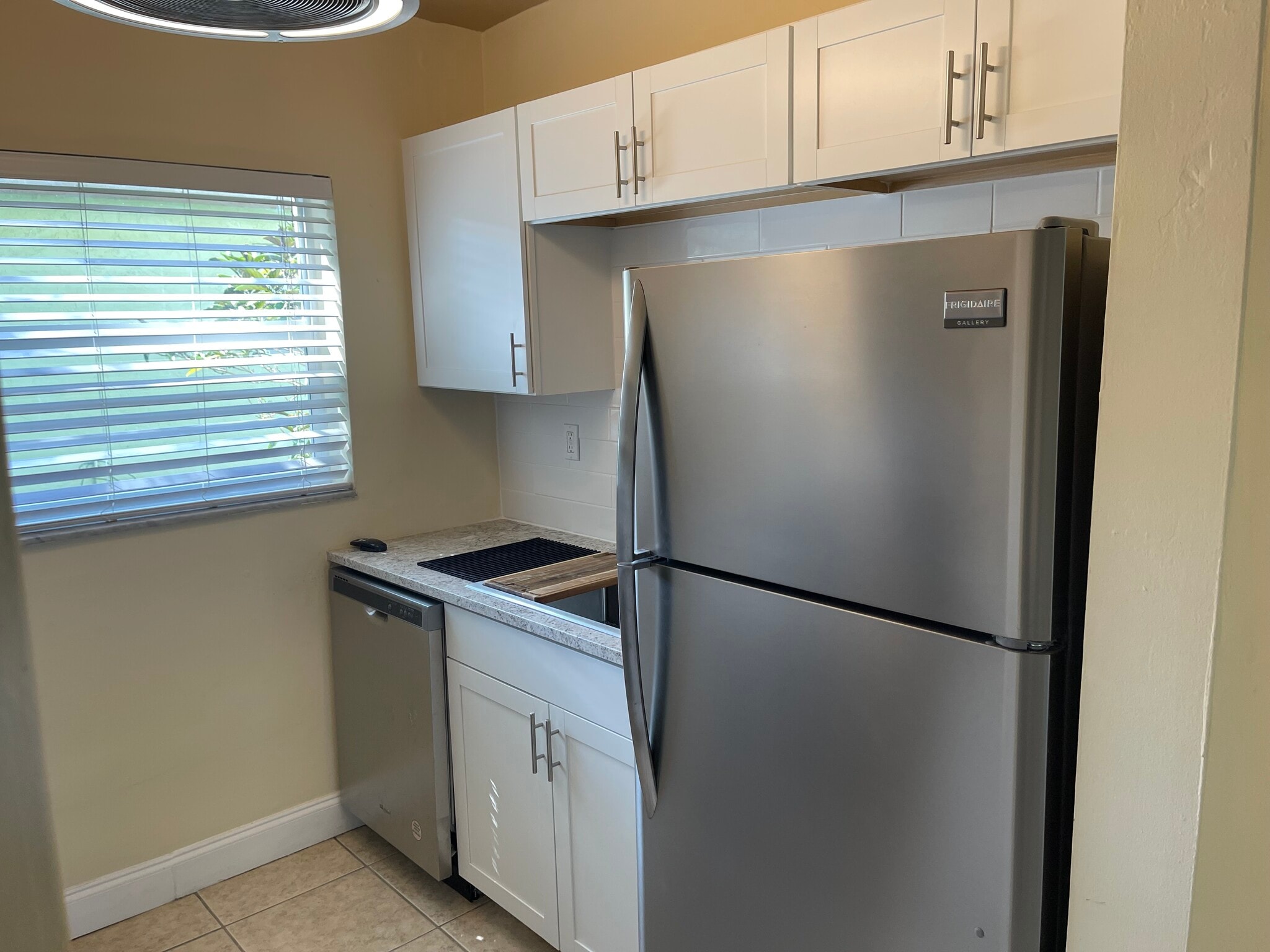 Kitchen - 300 SW 16th Ct