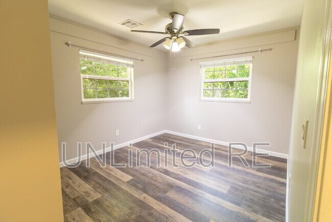 Building Photo - 216 E Zuni Dr