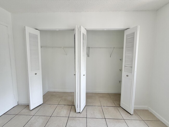 Building Photo - 799 Hill Dr