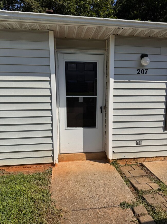 Building Photo - 2 Bedroom || 2 Bathroom - Single Level Tow...