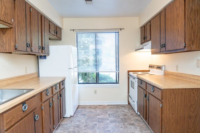 Building Photo - 1054 Cheshire Ct