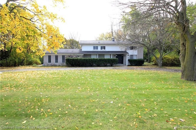 Building Photo - 1272 E Square Lake Rd