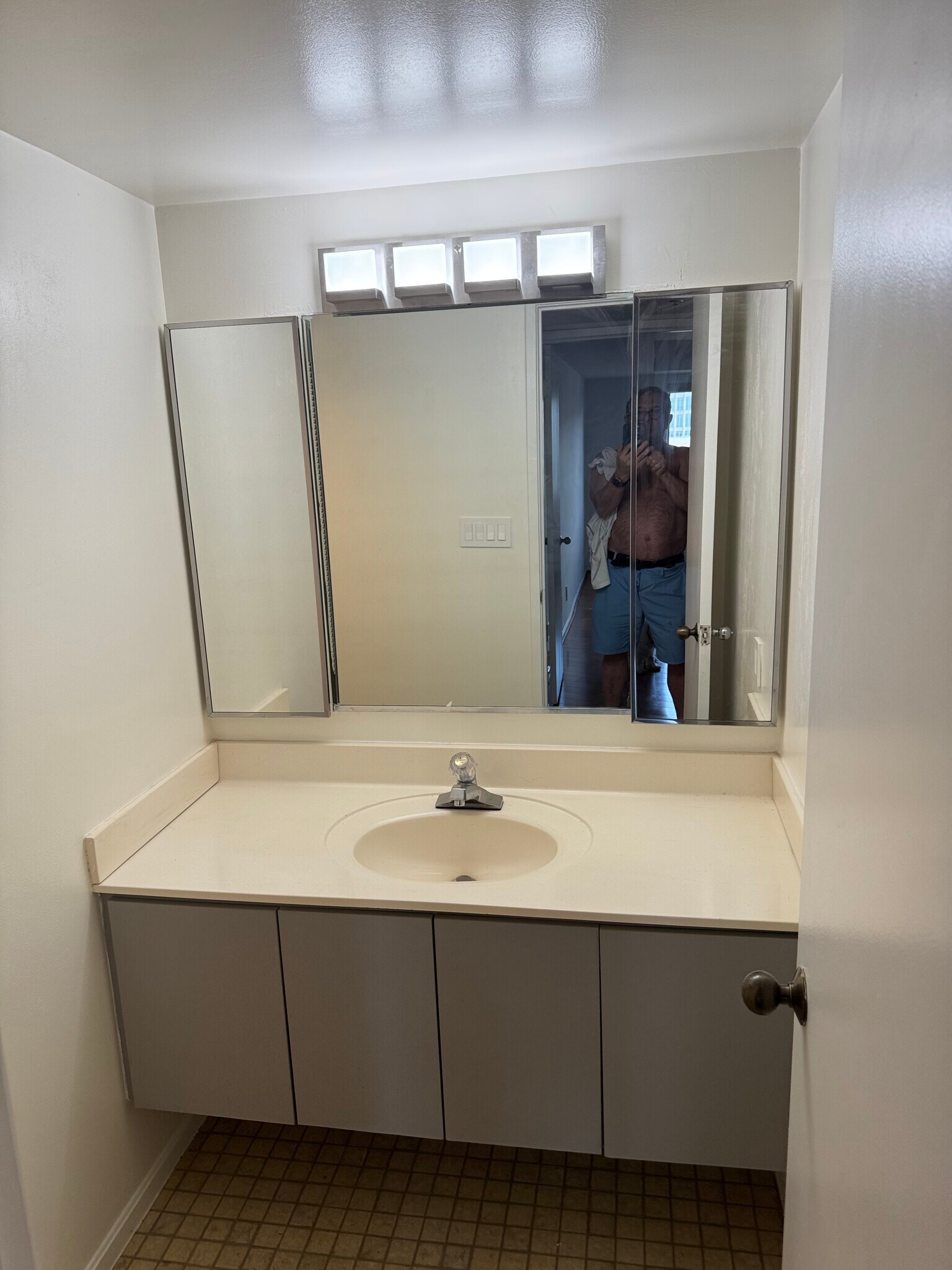 Building Photo - 1600 N Oak St