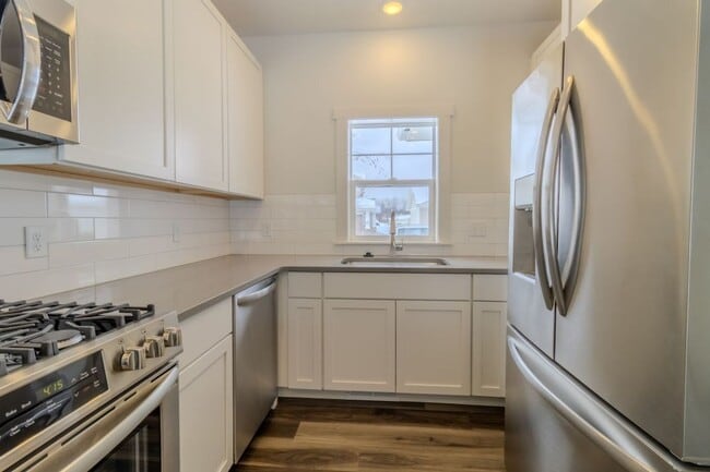 Building Photo - 1502 Simsbury St