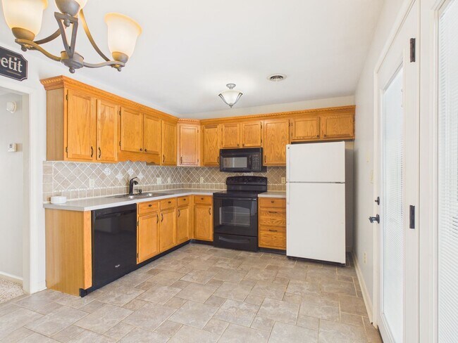 Building Photo - Charming Townhome in Mechanicsburg