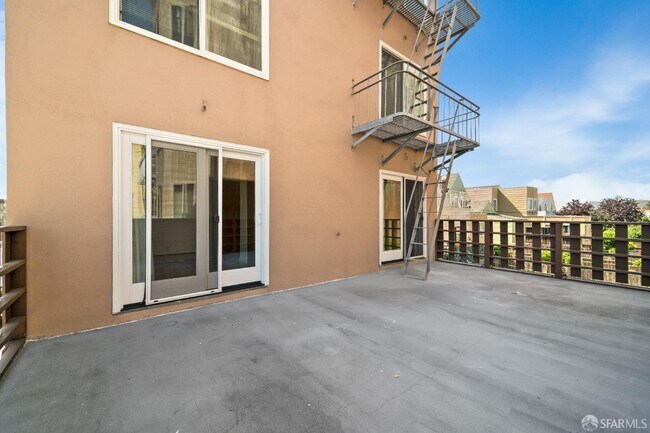 Building Photo - 590 2nd Ave