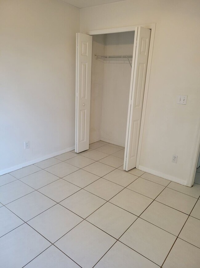 Building Photo - Spacious, Bright & Move-In Ready Home in C...