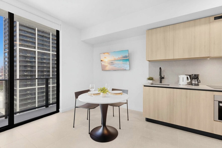 Building Photo - 501 NE 1st Ave