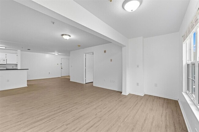 Building Photo - 5459 Vineland Rd