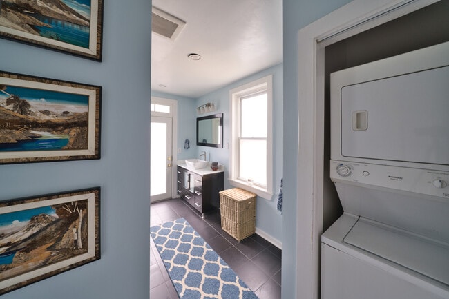 Building Photo - 913 Penn St