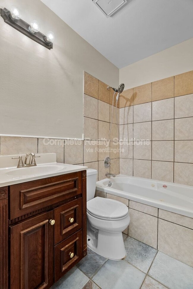 Building Photo - 561 Golfwood Dr
