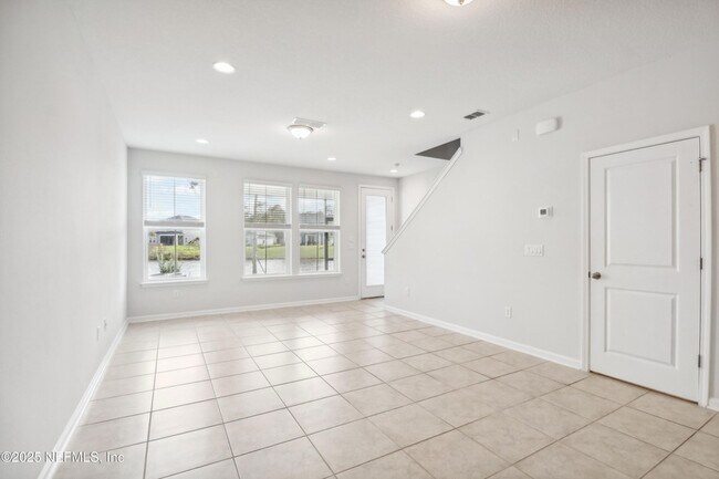 Building Photo - 260 Brandon Lks Dr