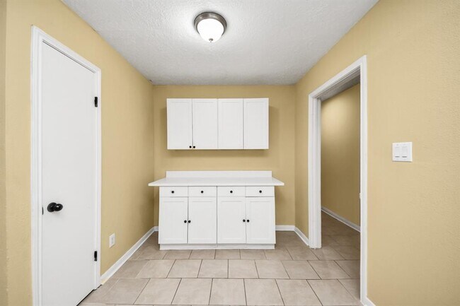 Building Photo - 2614 Village Cir Dr