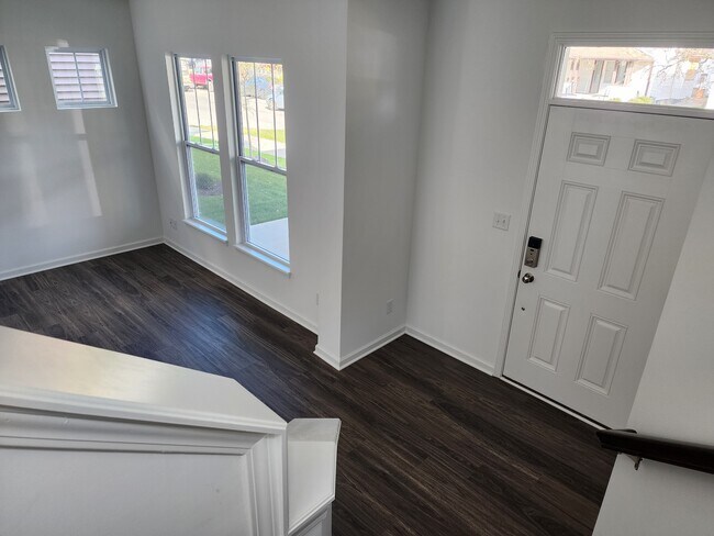 Building Photo - 326 N Warman Ave