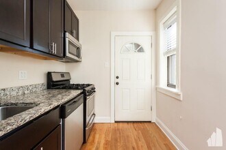 Building Photo - 2 bedroom in CHICAGO IL 60613
