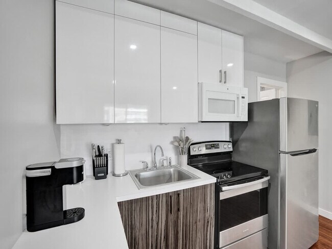 Building Photo - 906 N Riverside Dr