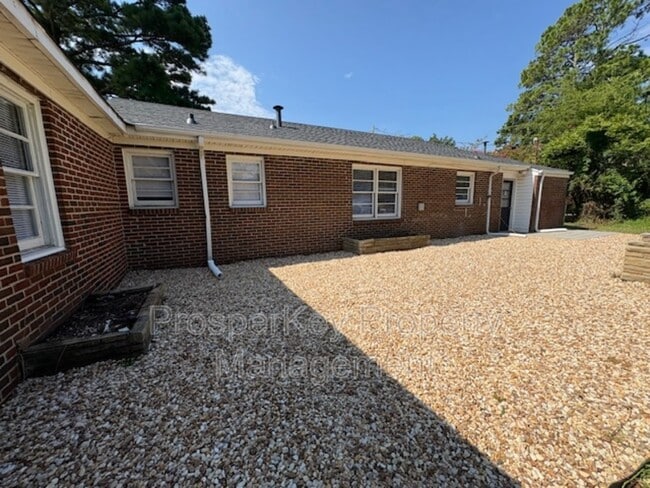 Building Photo - 703 Briarcliff Rd