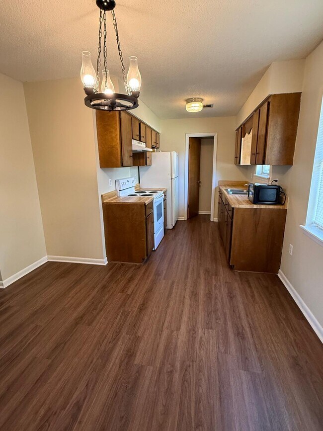 Building Photo - 802 Wildwood Dr