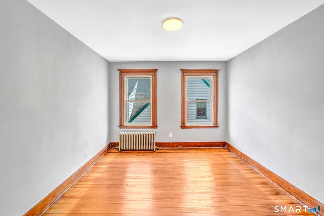 Building Photo - 114 Buckingham St