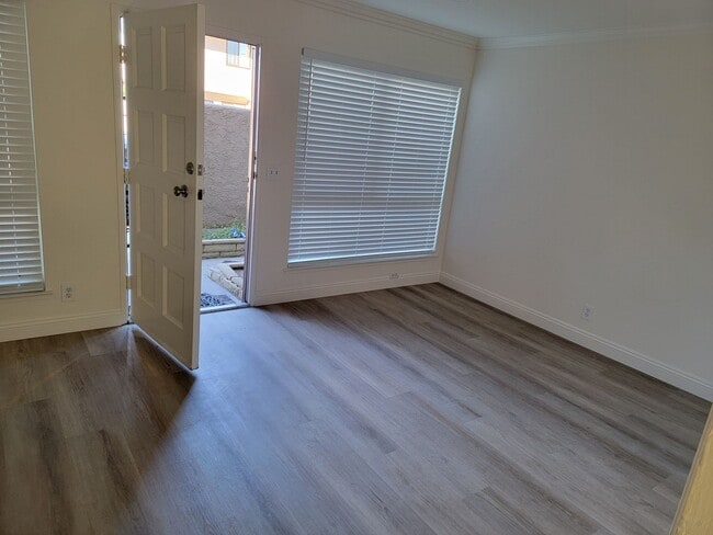 Building Photo - 3bed/1.5ba End Unit with Private Backyard & Patio