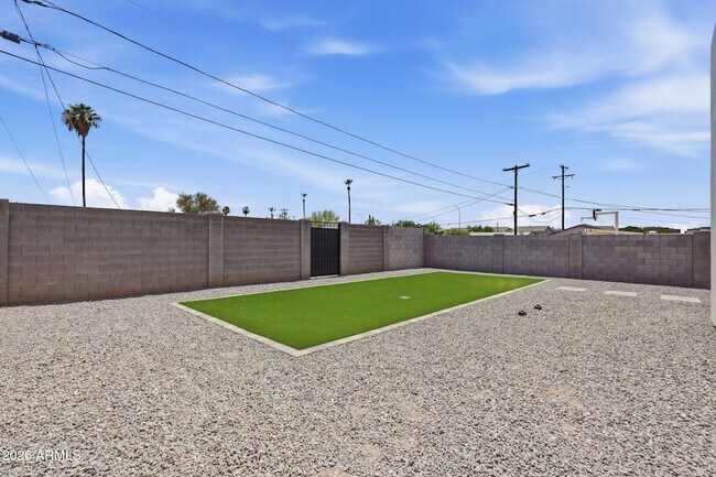 Building Photo - 2009 E Don Carlos