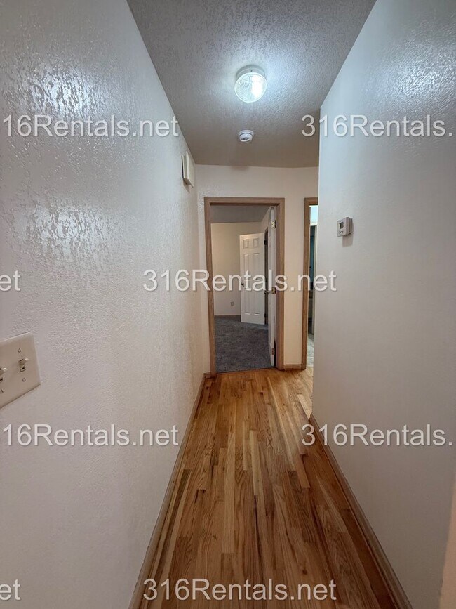 Building Photo - $1,595 - 3 bed 2 bath - Beautiful Remodeled Duplex Home Available Now!