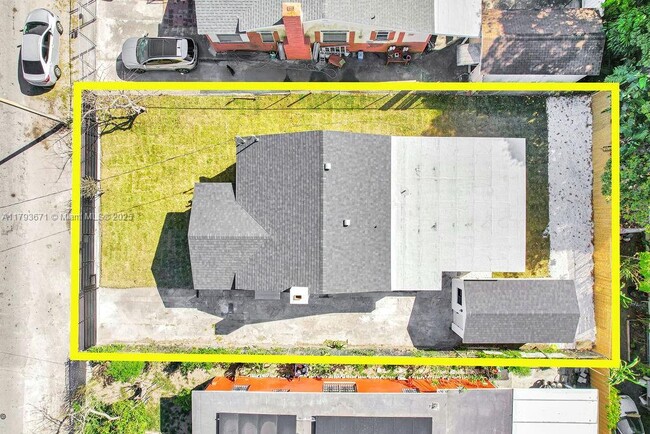 Building Photo - 3040 NW 13th Ave