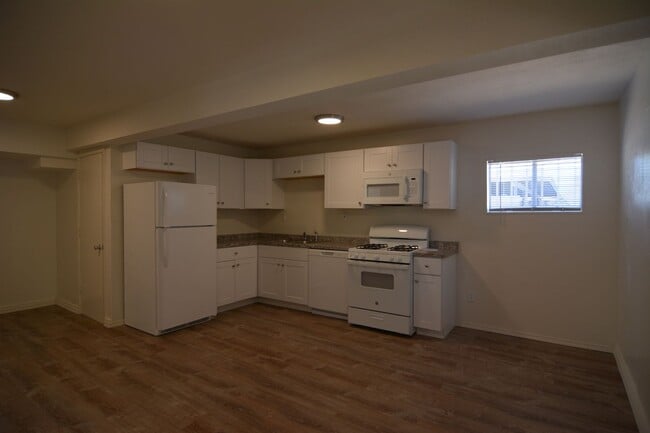 Building Photo - Remodeled 2 Bedroom 1 Bath House! (Back Unit) Central Tucson Location!