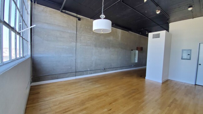 Building Photo - Amazing DTLA Loft Available Now!