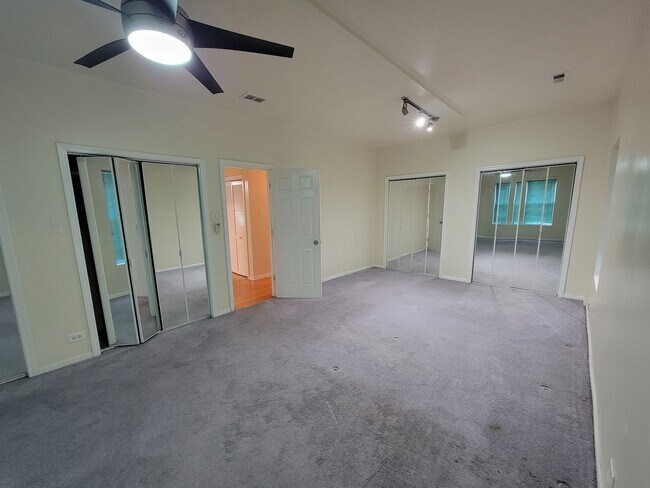 Building Photo - 7141 S Euclid Ave