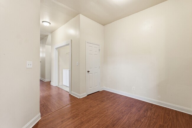 Building Photo - 309 W 41st St
