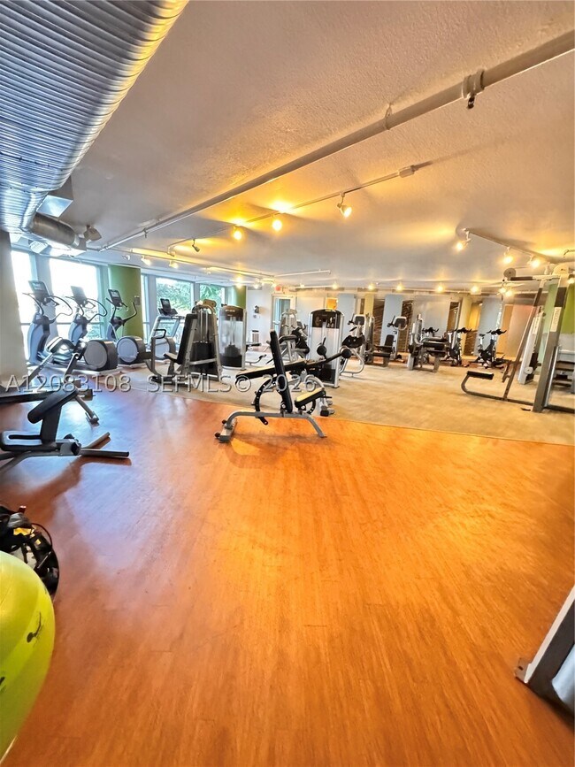 Building Photo - 2681 N Flamingo Rd