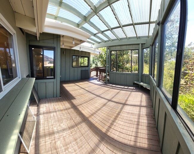 Building Photo - Large 5 Bedroom Home close to Poly Campus!!