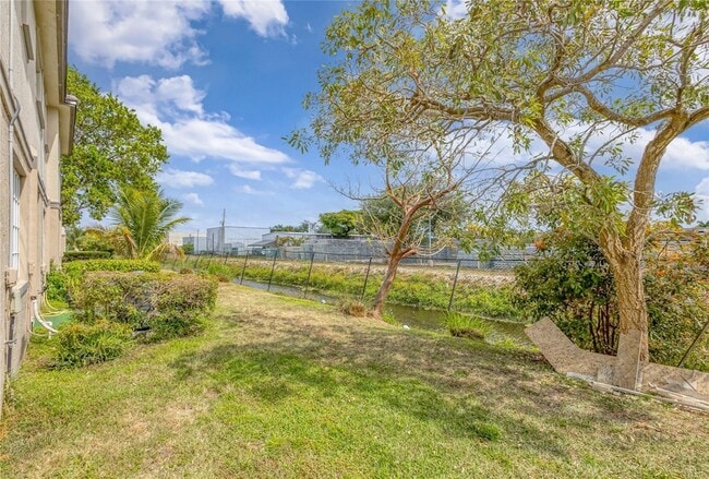 Building Photo - 2037 Nassau Dr