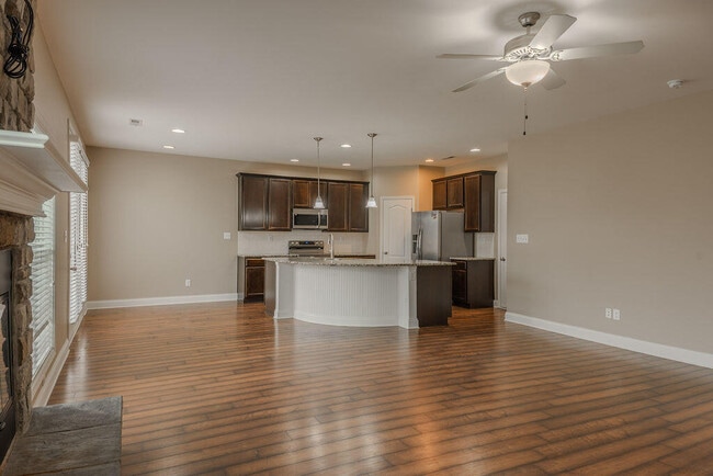 Building Photo - 884 Sugarbush Trail