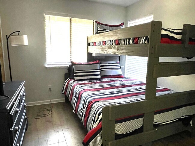 Building Photo - 3 bedroom, 3 bath unfurnished or furnished...