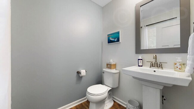 Building Photo - 720 Ravine Ln