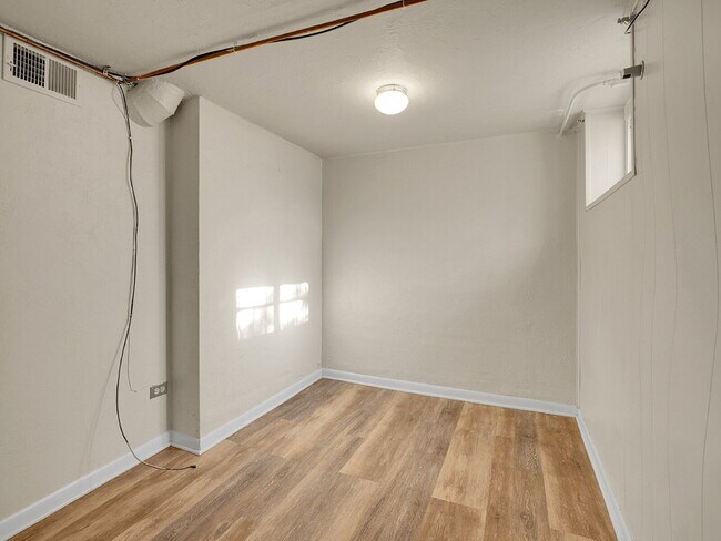 Building Photo - $2,295.00, 1 Bed, 1 Bath Home in Denver