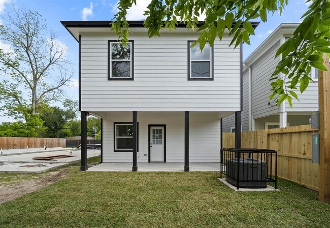 Building Photo - 1071 St Clair St