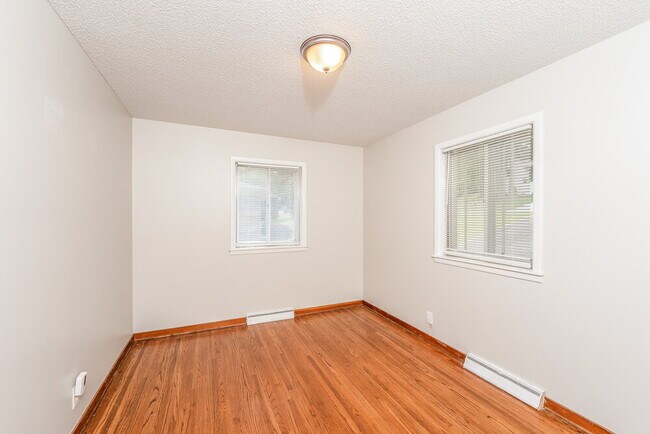 Building Photo - 1124 Little John Ln