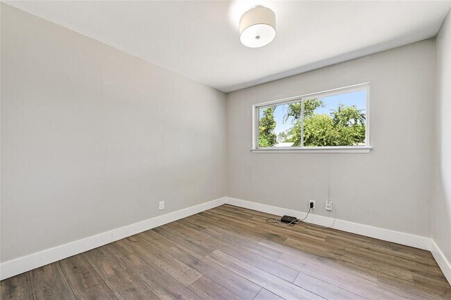 Building Photo - 2313 Aldford Dr