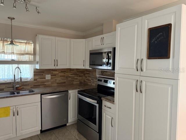 Building Photo - 8 Silver Way