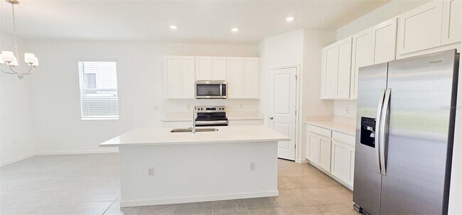 Building Photo - 413 Silver Palm Dr