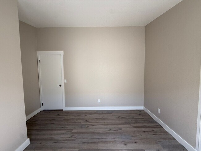 Building Photo - Completely Remodeled Home