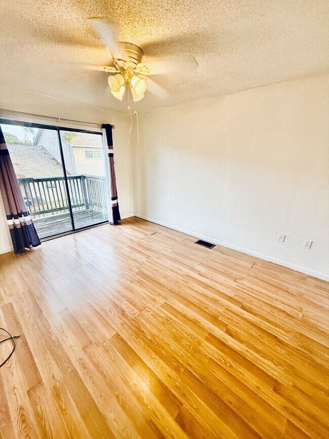 Building Photo - 2 Bed, 2.5 Bath Townhome