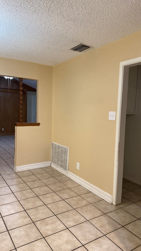 Building Photo - 2602 Wydewood Dr