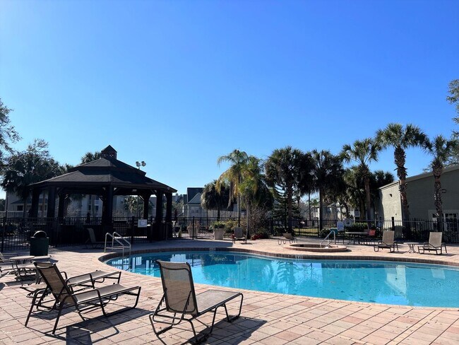 Building Photo - Great 1/1 condo in gated community!