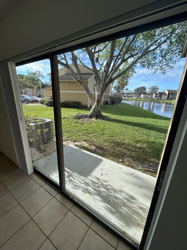 Building Photo - 212 Palm Cir E