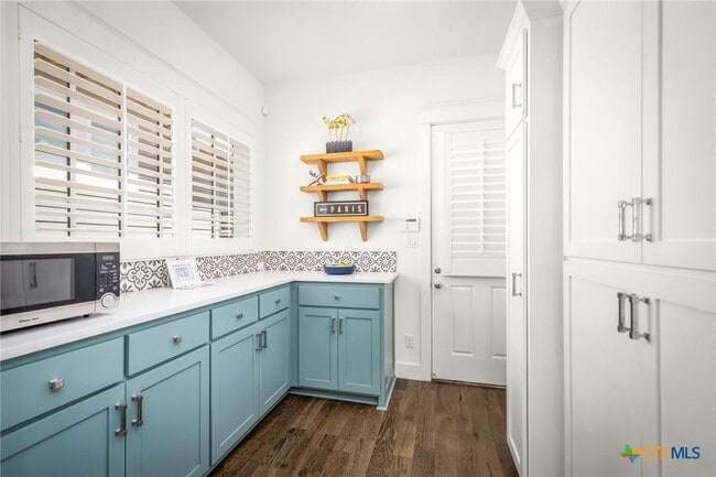 Building Photo - 653 Center Green