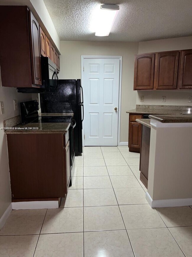 Building Photo - 9999 Summerbreeze Dr